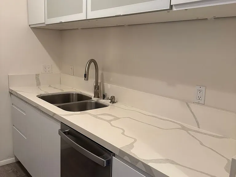 Upstairs 1 bedroom 1 bathroom apartment - Available now — Photo 1