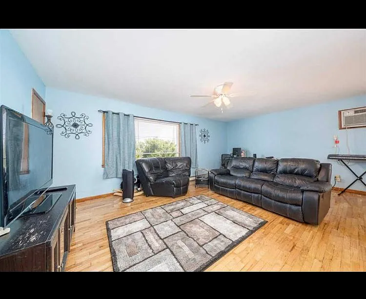 3 bed, 1250 sqft, $2,750 — Photo 2