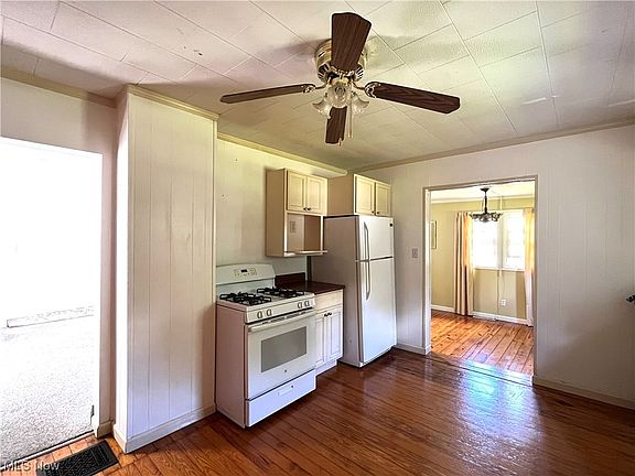 4th image of 384 Park Ave