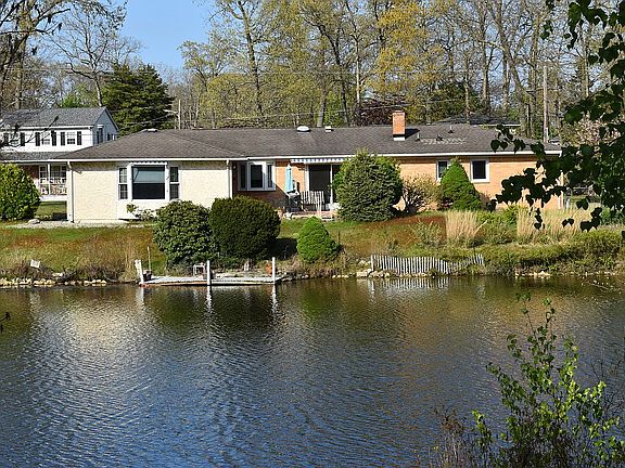 3rd image of 872 Brookside Dr