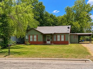 1117 30th St, Hondo, TX 78861