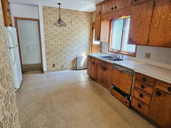 3rd image of 1361 Scheffer Ave