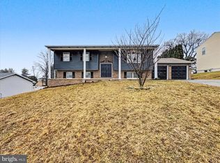 1360 Breezeview Dr, York, PA 17404