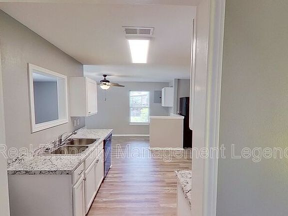 4th image of 810 E Centennial St