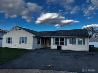 3 Joyce Dr, Piscataway, NJ 08854