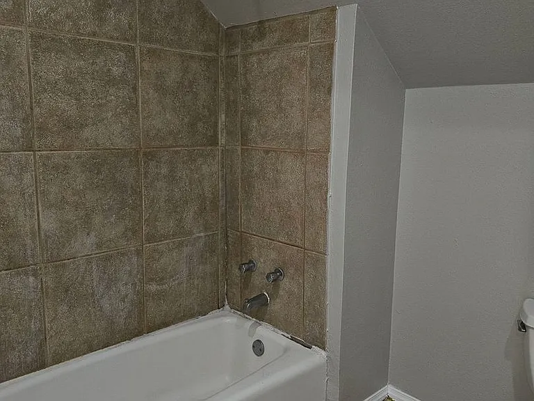 311 E Robert St — Photo 10