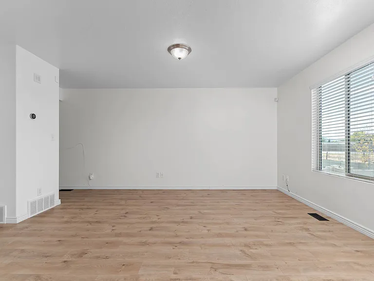 246 S 1800 E — Photo 10