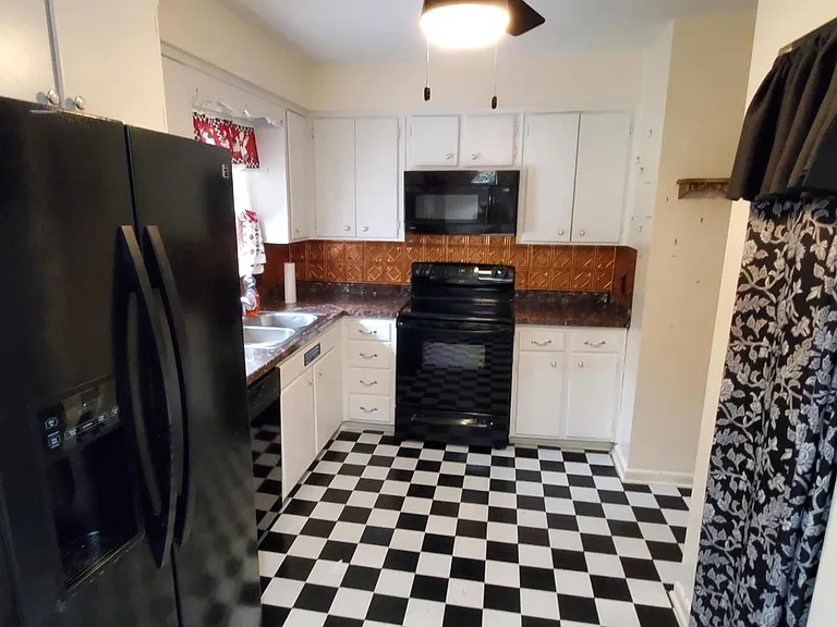 4940 Brighton Dr — Photo 2