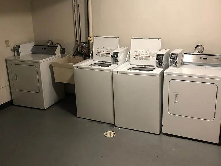 Immaculate Updated 2 Bedroom 1 bath — Photo 32