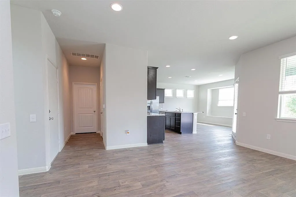 3 bed, 2.5 bath, 1867 sqft, $2,095 — Photo 3
