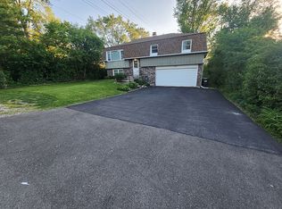 5 Indian Trl, Lake In The Hills, IL 60156