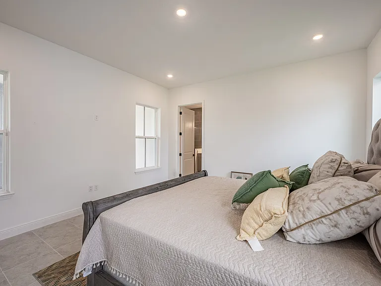 10132 Peebles St — Photo 30