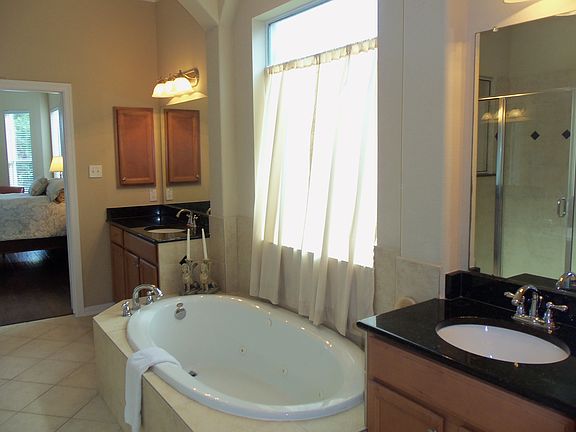 Main Bath w/Dbl Closets 