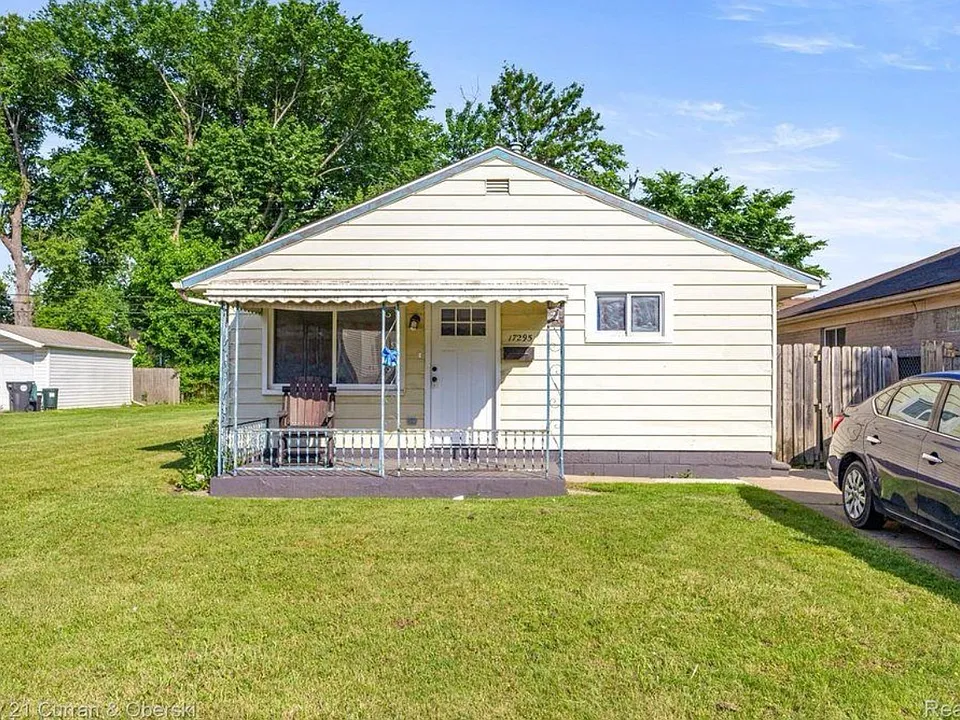 17295 Dora St