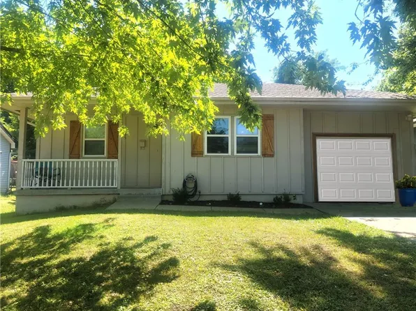 805 Butler Ter, Harrisonville, MO 64701