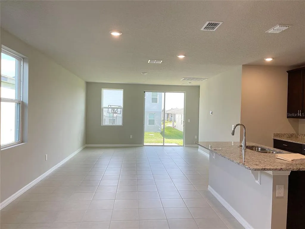 4 bed, 2.5 bath, 2168 sqft, $2,360 — Photo 4