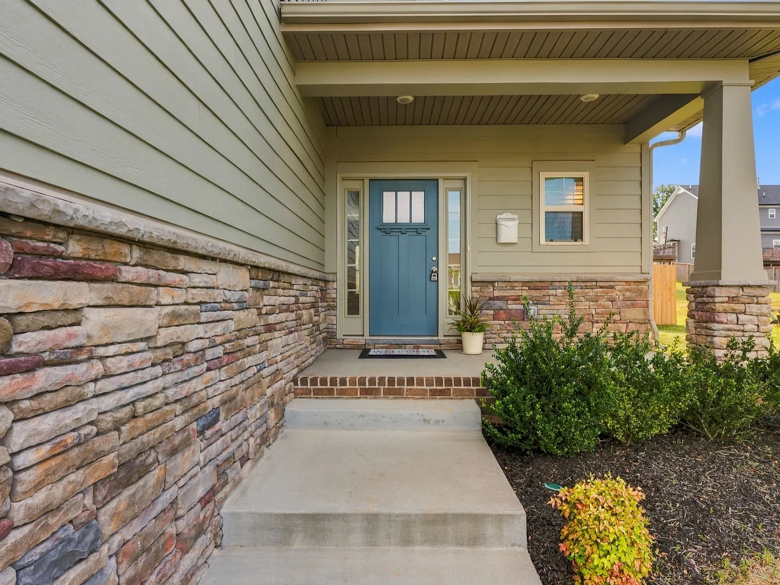 3 bed, 2.5 bath, 1744 sqft, $2,400 — Photo 3