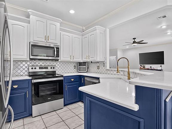 3rd image of 11021 Larkin Ln