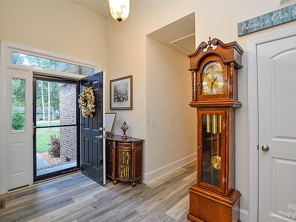 4th image of 402 Harmony Ln