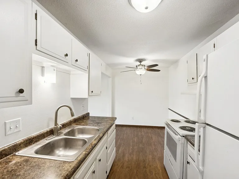 Edina Manor Apartments — Photo 30