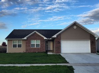 501 Red Bud Dr, Mahomet, IL 61853