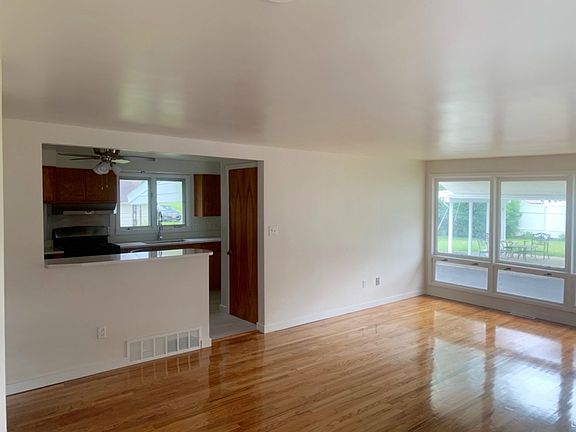 3rd image of 133 Kensington Dr