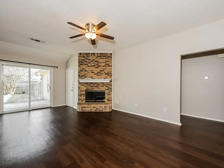 1040 Glencrest Dr — Photo 3