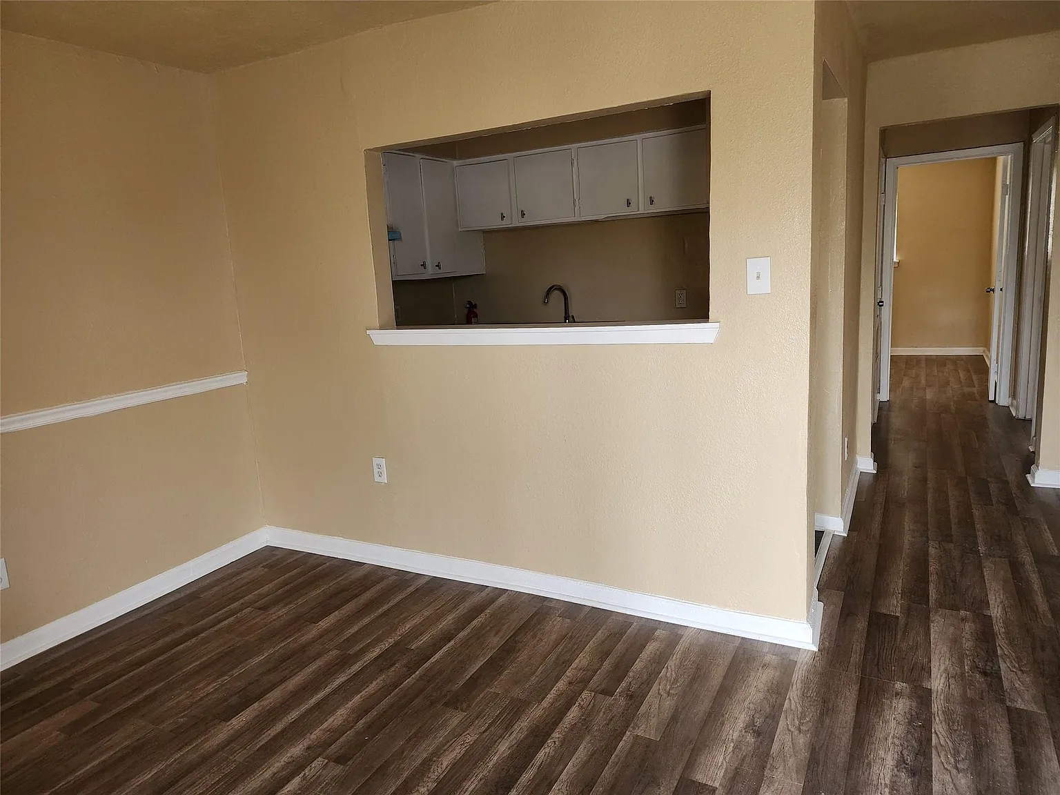 2 bed, 1.0 bath, 6188 sqft, $900 — Photo 2