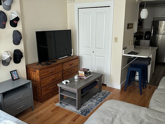 3rd image of 2 Sackville St #1