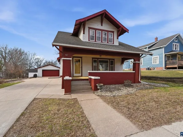 407 E 6th St, Dell Rapids, SD 57022