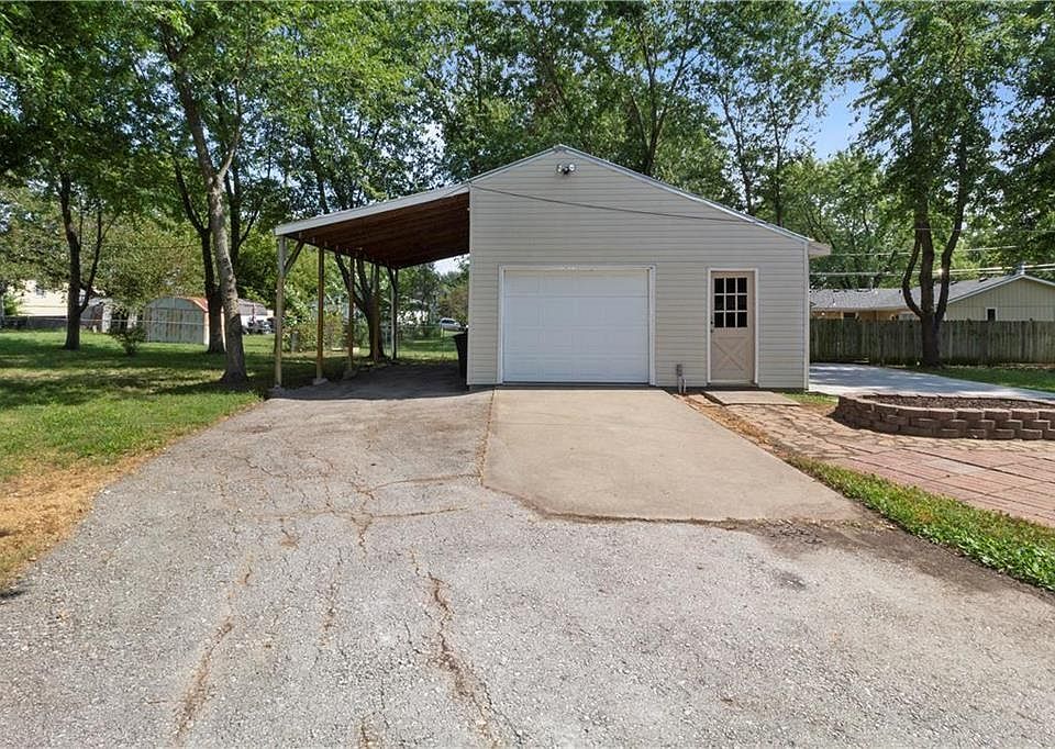 2nd image of 905 W 5th St