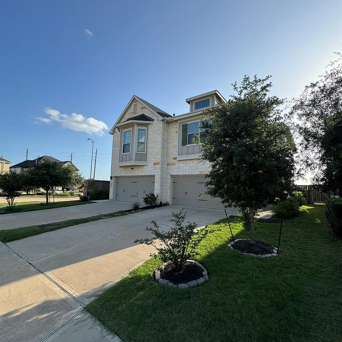 3 bed, 2.5 bath, 1855 sqft, $2,200 — Photo 1