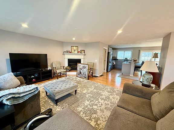 3rd image of 239 Woodland St