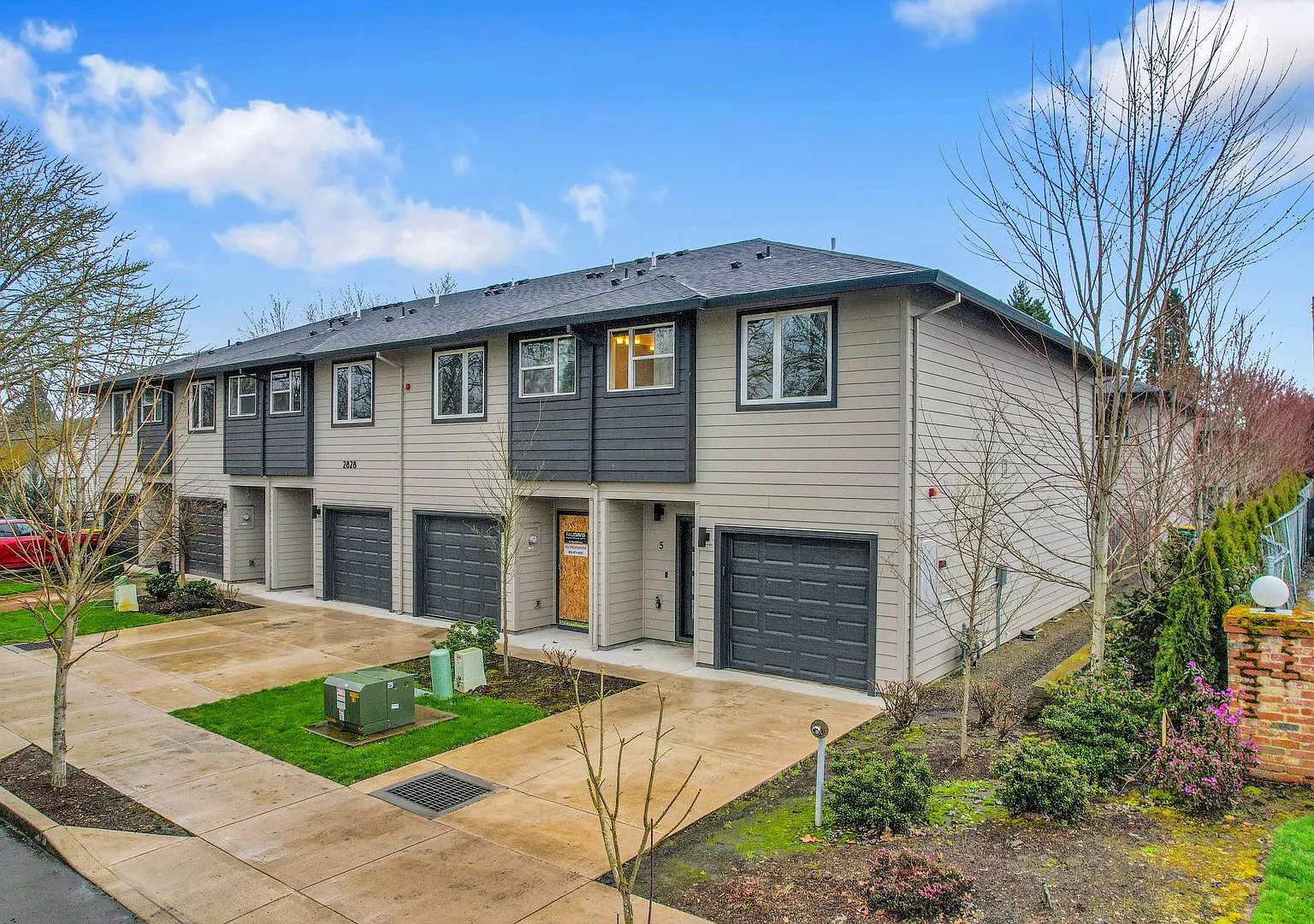 Stylish 3 Bedroom End-Unit Townhouse with Gas Kitchen, Center Island & Open Floor Plan — Photo 3