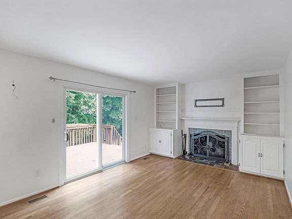 4th image of 10401 Headly Ct