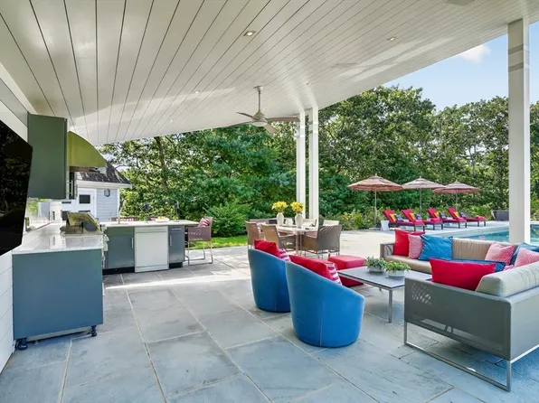 8 Woodhaven Dr, Edgartown, MA 02539