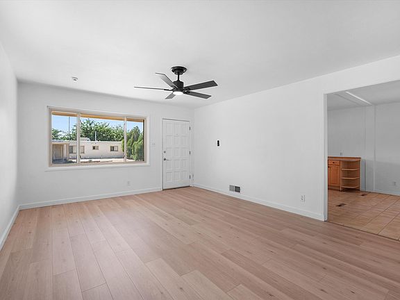 5th image of 3120 Palomas Dr NE