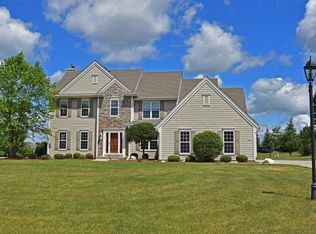 202 Kestrel Way, Hartland, WI 53029