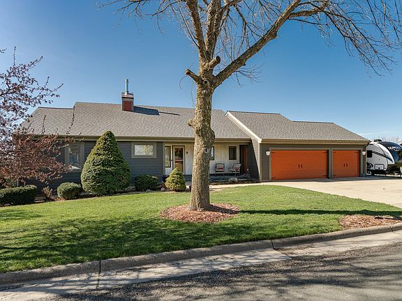 2nd image of 9 Island Heights Ct NE