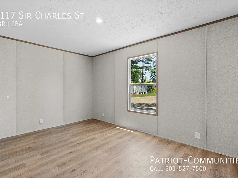 1117 Sir Charles St — Photo 17