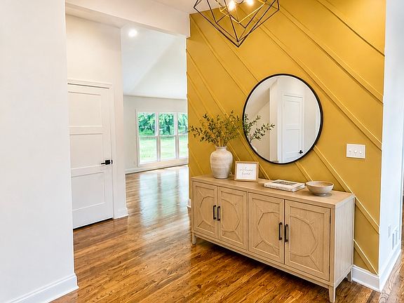 2nd image of 2735 Kings Park Cir