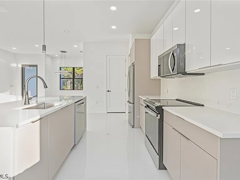 566 Eisenhower Blvd — Photo 12