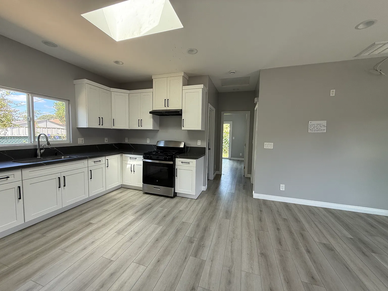 3 bed, 1000 sqft, $3,200 — Photo 3
