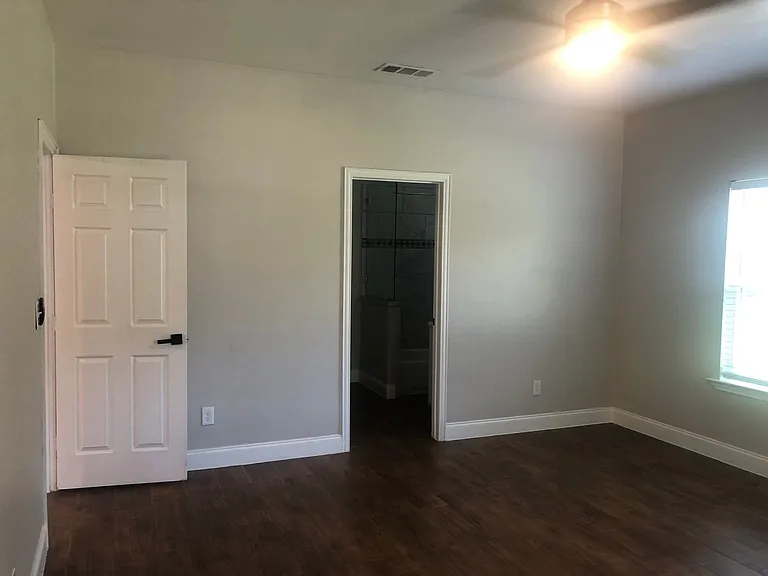 1012 E Oak St — Photo 11