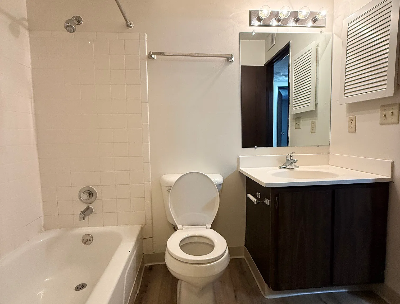 Fox and Hounds Apartments — Photo 3
