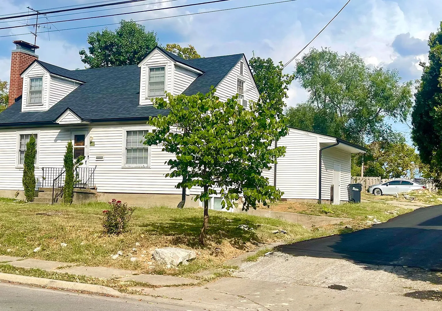 Very Unique 5 Bedroom Home on Large Lot — Photo 3
