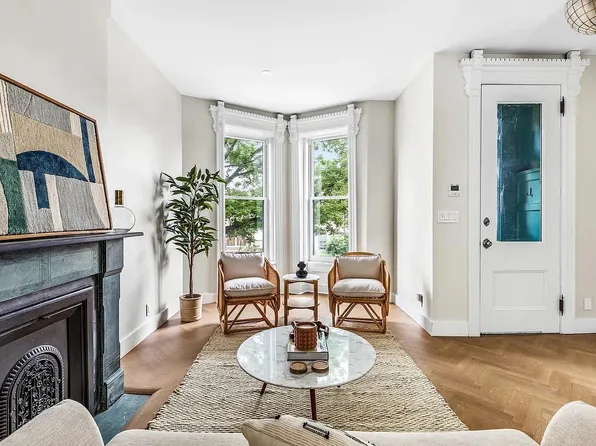 552 Lexington Avenue image 1 of 14
