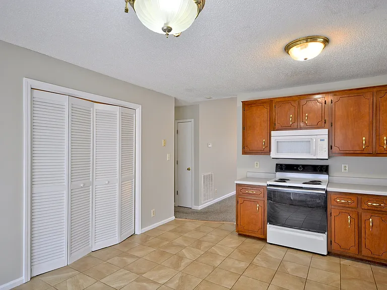317 Pioneer Dr — Photo 9