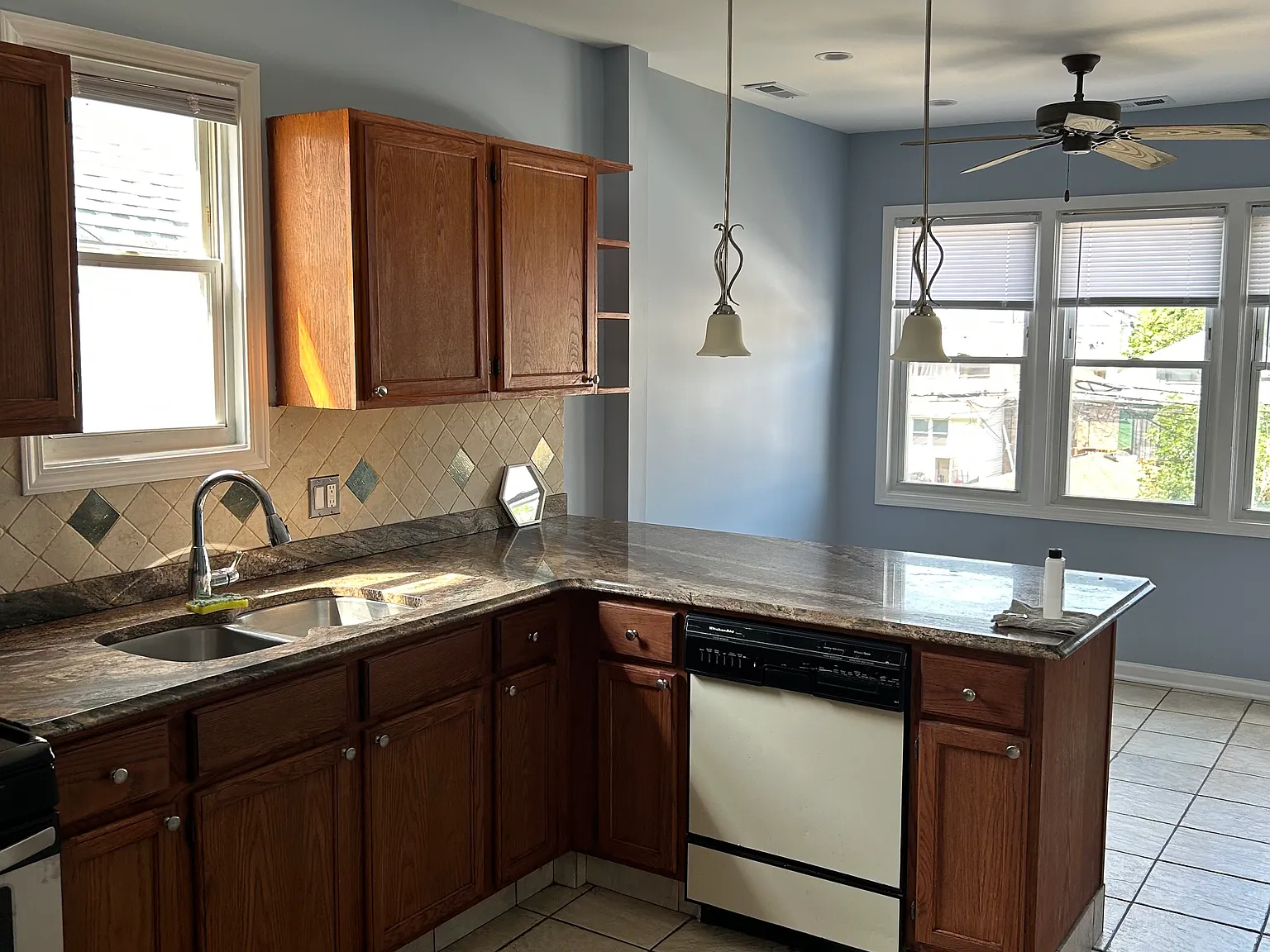 3 bed, 1.5 bath, 1100 sqft, $2,400 — Photo 2