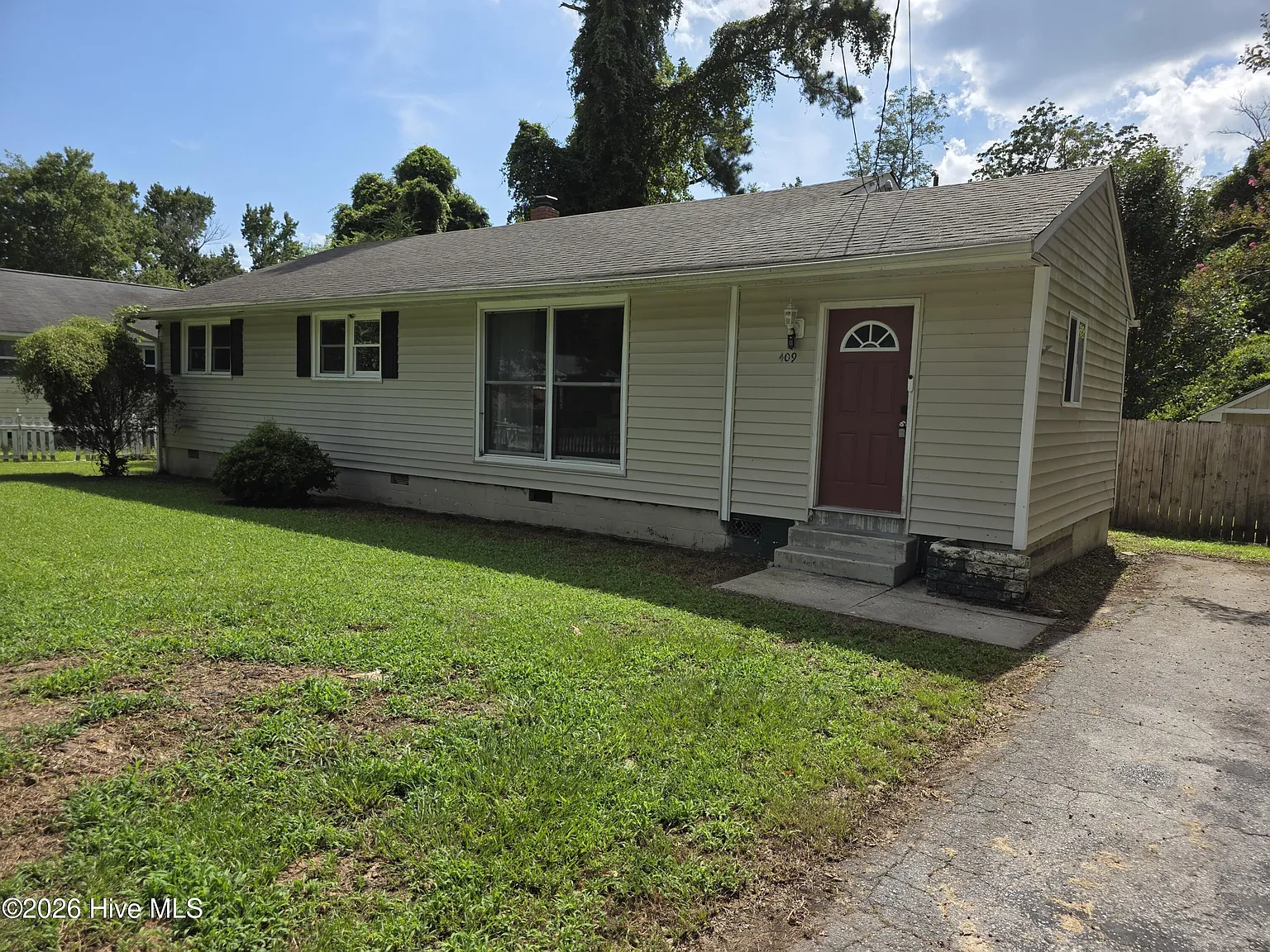 3 bed, 2.0 bath, 1387 sqft, $1,550 — Photo 2
